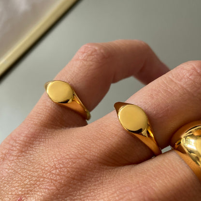 Mini signet ring