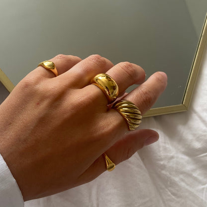 Mini signet ring
